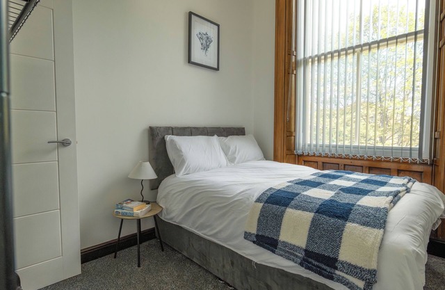 Double Story 2-Bedroom Suite In Rochdale