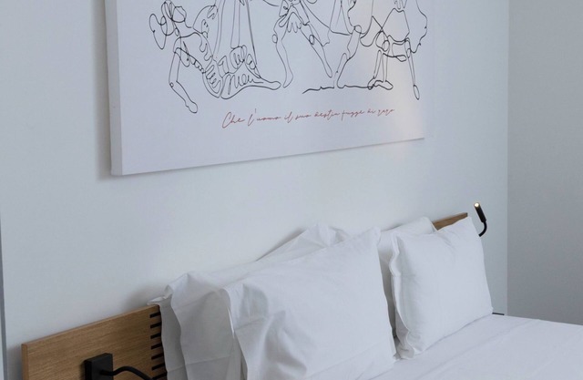 Studio mit Doppelbett und Fenster