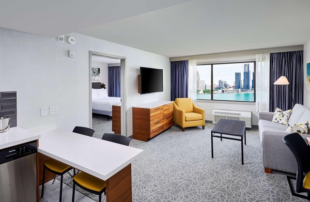 DoubleTree by Hilton Windsor Hotel & Suites