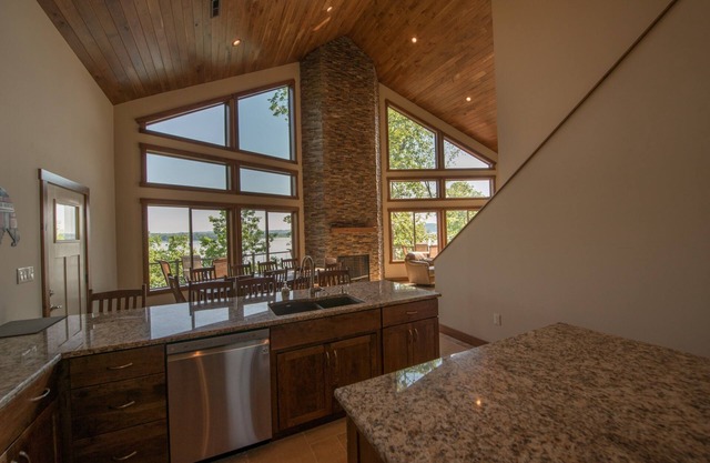 Neue Luxusvilla am See mit 7 Schlafzimmern! Schlafmöglichkeiten für bis zu 18 Personen und in der Nähe der Smokies