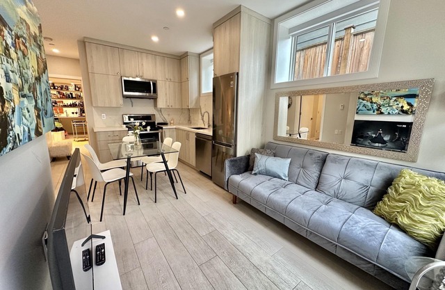 Douglas Park Beautiful 2 bedrooms + bath, nice kitchen & laundry