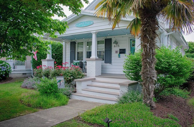Down by the Bay Cape Charles- Sleeps 8- FIRST floor primary & fenced yard 🐶