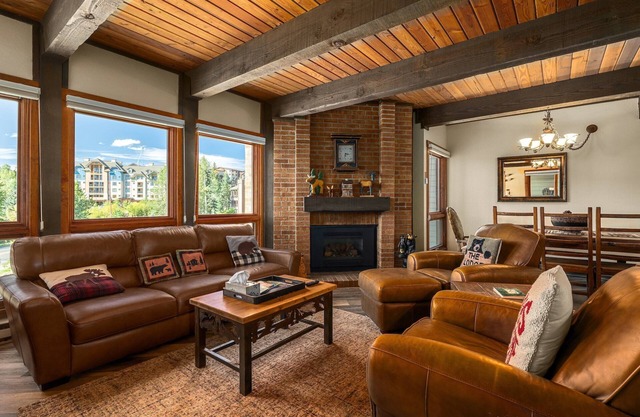 Downhill Den, Easy walk to the Gondola with mountain views!