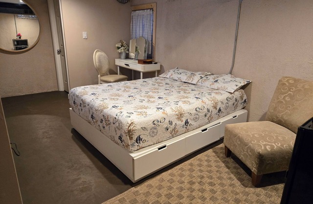 Downstair rm, wit pri-bath room, wifi, 55in.TV microwave, sm-fridge, office desk