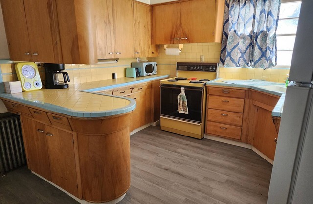 Downstairs apt, 2 beds, 3/4 bath, kitchen, washer/dryer. Walk to restaurants.