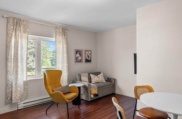 Downtown 1 BDR Suite w/King Bed