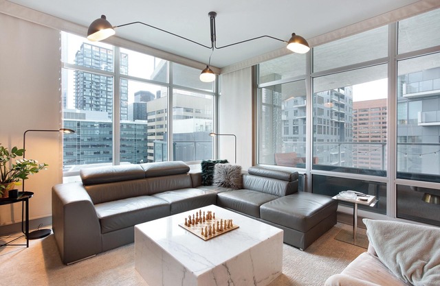 Downtown 1 min to 17th + XL Balcony w/ BBQ, Fire Table & King Bed + 3 min Stampd