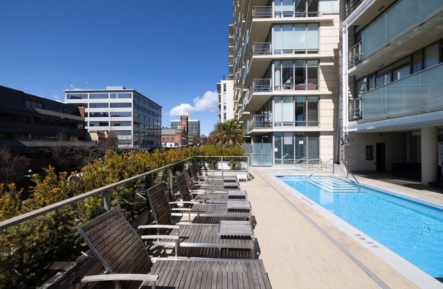 Downtown 2Bed, Office, Pool, Gym, Parking, 2 Large Patios. City & Pond Views!