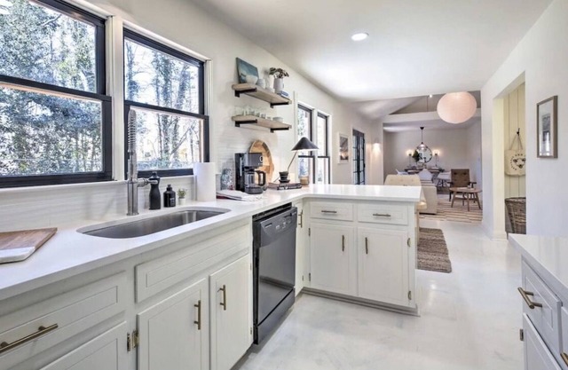 Downtown Alpharetta Chic Home! 'Hillside Haven' near Avalon, Firepit & Game Room