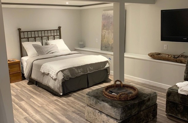 Downtown apartment ideal for University, Events, Shopping, Dining, Skiing access