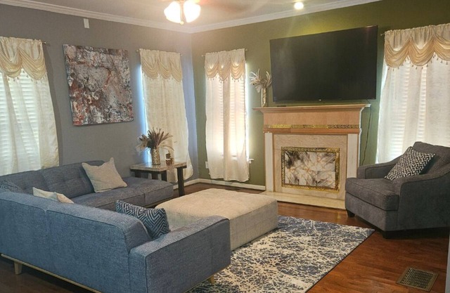 Downtown Atl Furnished Room - Private Bath - Walk to The Benz, Aquarium & GWCC