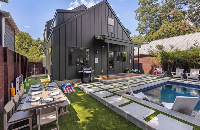 Downtown ATX - Luxury Pool - Putting Green - 85inch TV