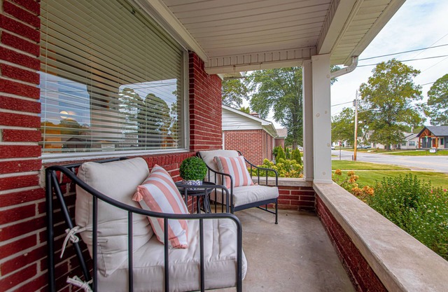 Downtown Benton Bungalow: walk to dining + shops, one minute to interstate.