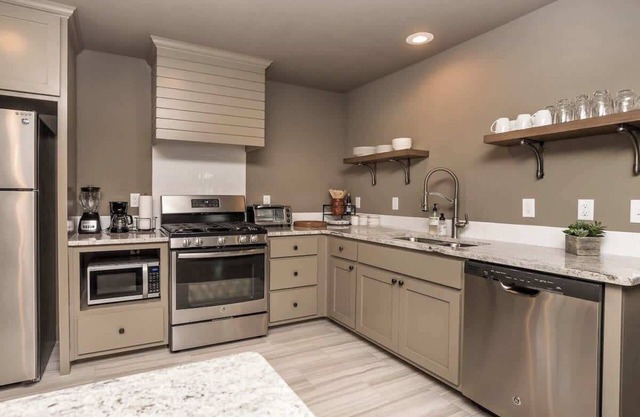 Walk to Bentonville Square - Cozy & Convenient