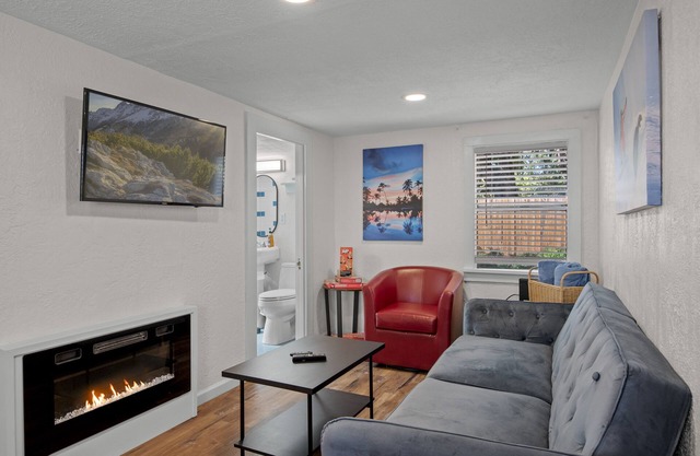 Downtown Big Sky Bungalow w/AC, Fully Fenced Yard, W/D, 2 Smart TVs, Speedy WiFi