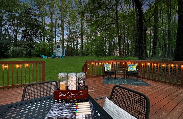 Downtown Boho Oasis w/ Firepit & Game Rm w/ Marvel Arcade, Sleeps 8, Wills Park