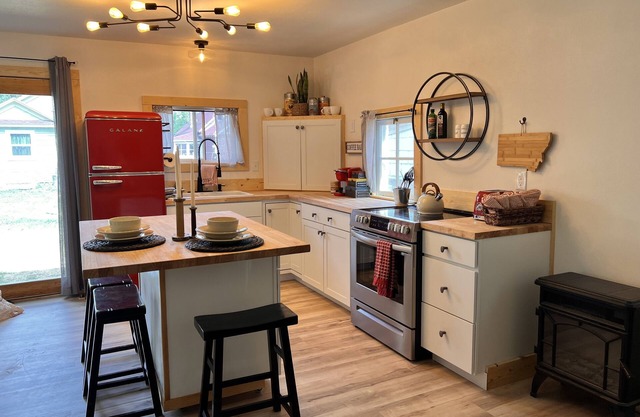 Downtown Bozeman Bungalow, pet friendly with private fenced yard