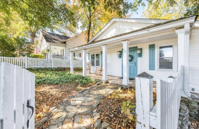 Downtown Buford: Enjoy Train, Walk to Eats & Shops