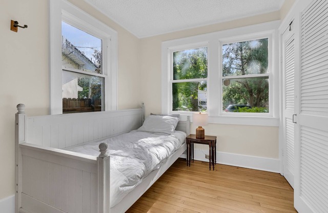 Downtown Bungalow with Fenced Yard, Walkable to Restaurants, Dog Friendly
