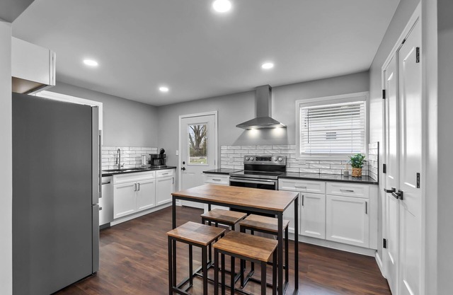 Downtown Charm: 2 BR Retreat, #5