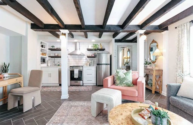Downtown Chic Retreat| Historic Apt at Jones St