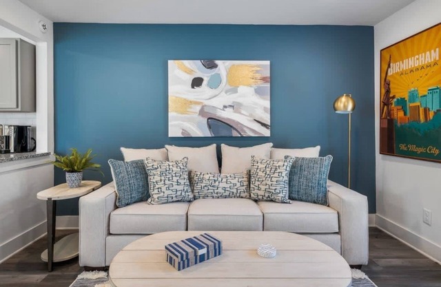 Downtown City Views- King Bed -Free parking