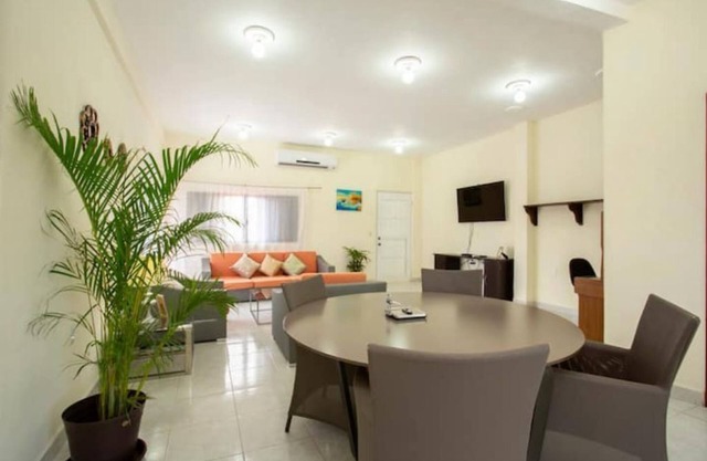 DOWNTOWN COMFORTABLE APARTMENT, 3 BLOCKS AWAY