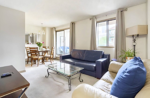 Downtown Condo/Free Parking/walk to BMO & Stampede