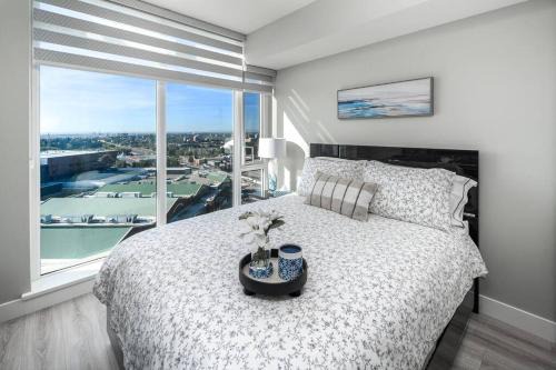 Downtown condo near Stampede, LRT, free parking & gym