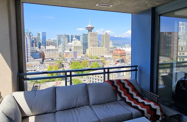 Downtown Condo w/2 Beds, Large Balcony, Amazing Views & Free Parking