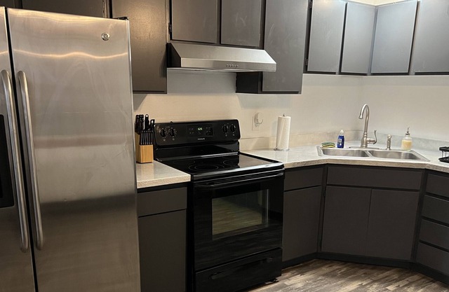 Downtown Condo - Quiet/Private/Walking Distance