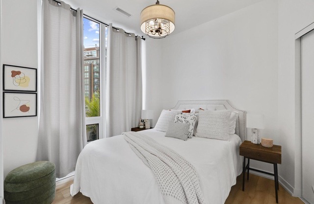 Downtown Condo! Walk to Lake, Exhibition, BMO, Budweiser & GO.
