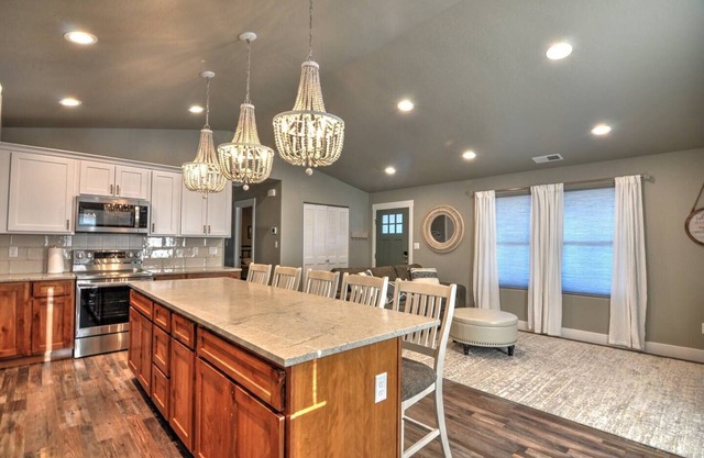 Downtown Cottage on White w/private HOT TUB