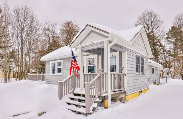 Downtown cottage with huge yard, deck, grill, sunroom, & washer/dryer