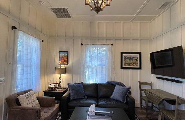 Downtown Cozy Cottage, two blocks from downtown and new!