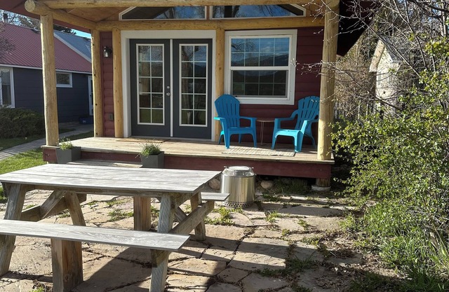 Downtown Cozy Red Cabin