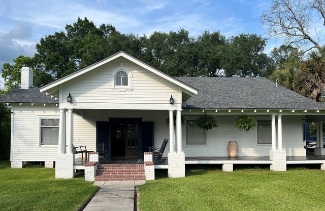 Downtown Craftsman home w/ lovely front porch. Walk to restaurants & antiques.