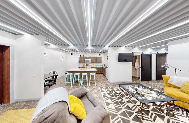 Downtown Creek Retreat! Fully Furnished with Great Work Space too!
