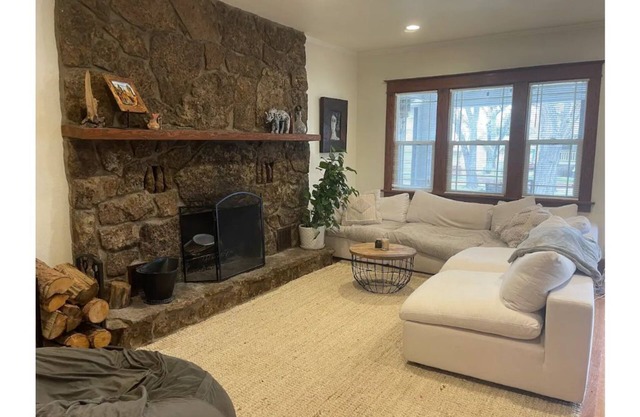 Downtown Crown Jewel w/fireplace & amazing porch