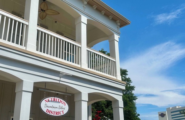 Downtown Darling - 2 beds with balcony near Biloxi Beach & one block to casinos!