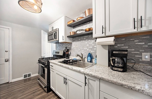 Downtown Delight - Corporate Housing for Traveling Professionals - EXTENDED STAYS