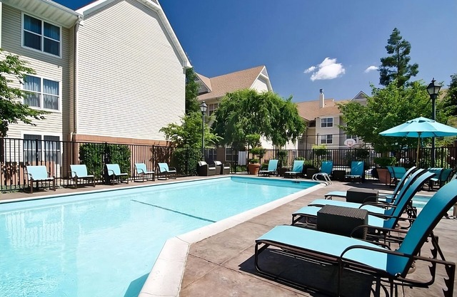 Downtown Delight in Fresno! Full Kitchen, Breakfast, Pets Allowed, Outdoor Pool!