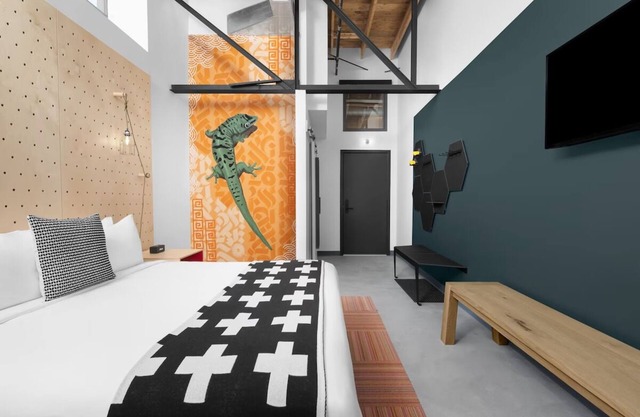 Downtown Delight at evo, Gateway to Outdoor Adventure, Dog-Friendly!