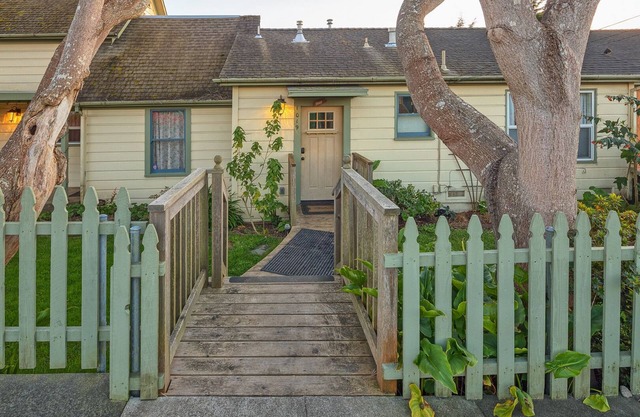 ✌️Downtown Digs, Enjoy shared sauna, hot tub & yard at this dog-friendly property in town