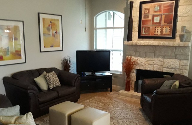 Downtown Dripping Springs Bonnie Oasis 4BR 2BA