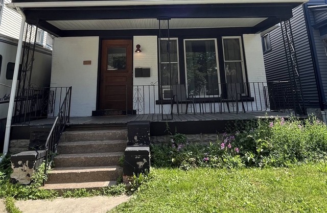 Downtown Duplex, Upper/Lower, Central Location, Sleeps 14