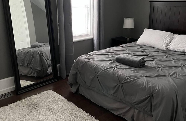 Downtown Escape- Cozy updated home with Hottub