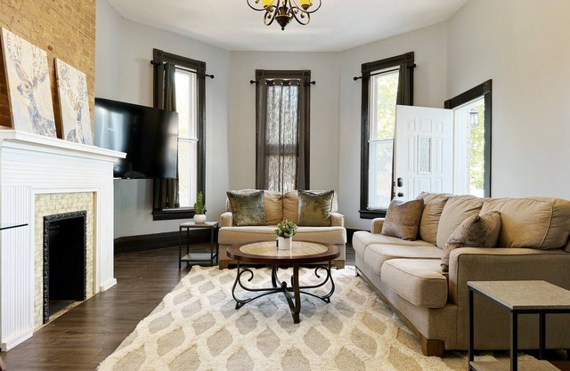 Downtown EVV 2BR- 1.5BA Apt- Chandler A
