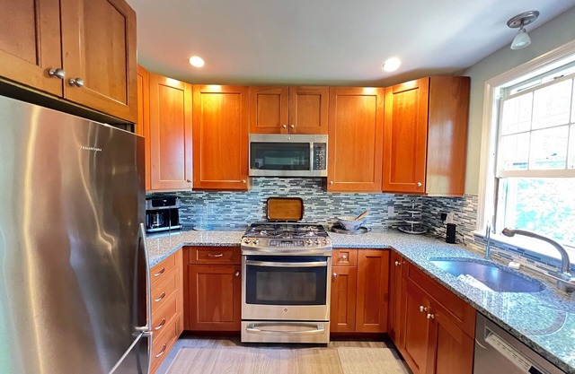 Downtown Falmouth! Location, location! Steps to great restaurants and shops!