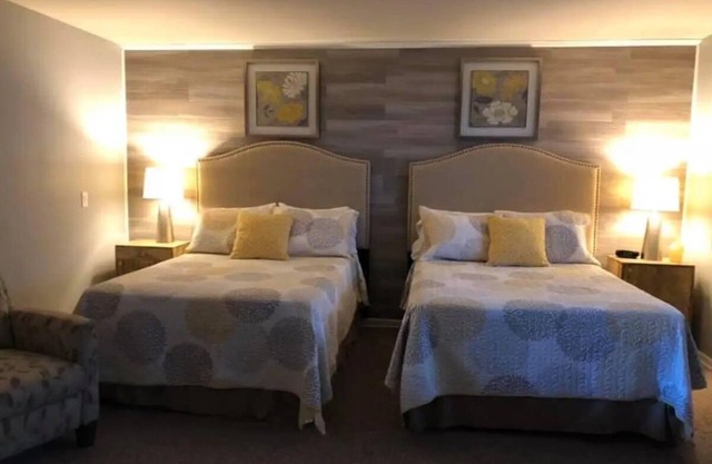 Downtown Fort Loramie Motel -Clean and comfortable with Ice cream shop on site